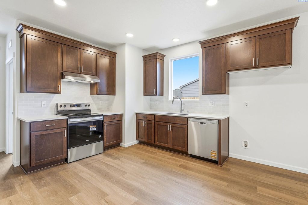 Photo of 409 Amberly Ave, Grandview, WA 98930 (MLS # 289429)