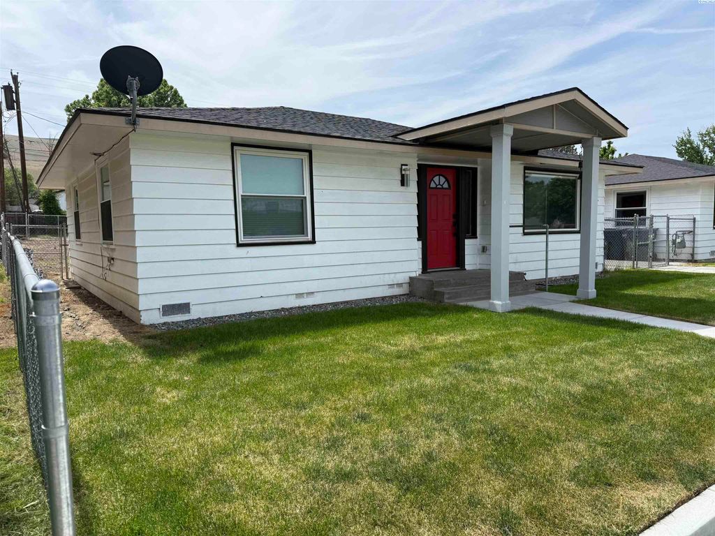 Photo of 819 Ellen Ave, Prosser, WA 99350 (MLS # 293026)