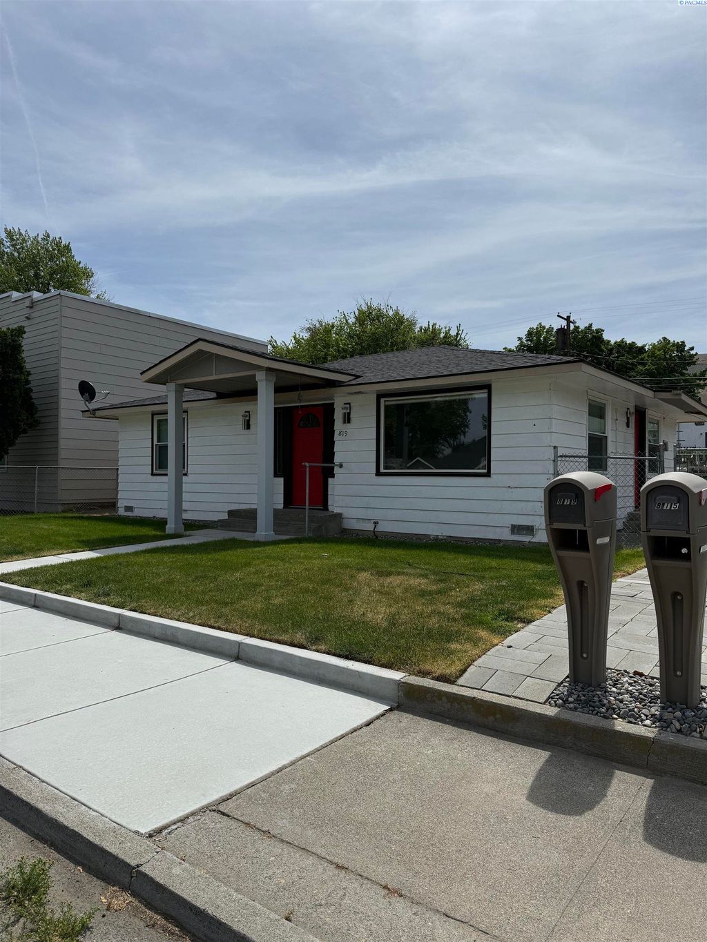 Photo of 819 Ellen Ave, Prosser, WA 99350 (MLS # 293026)