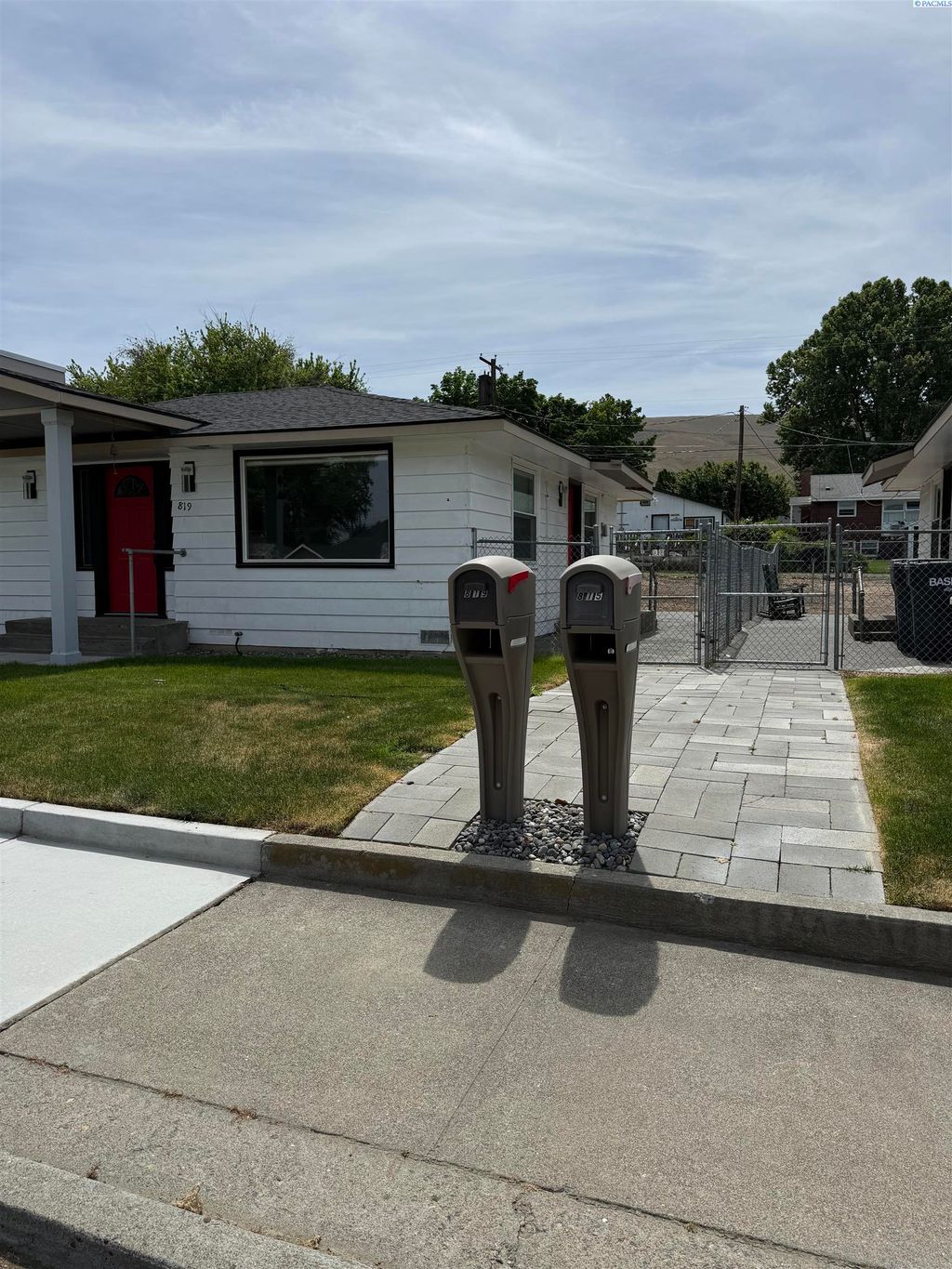 Photo of 819 Ellen Ave, Prosser, WA 99350 (MLS # 293026)