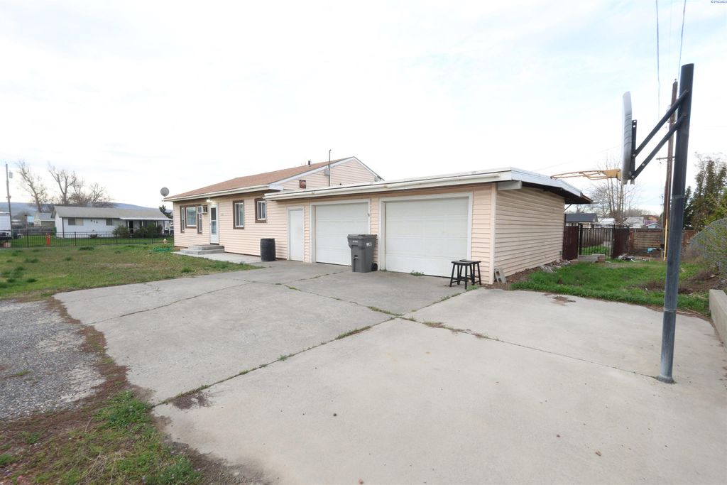 Photo of 1312 S Hawthorne Street, Kennewick, WA 99337 (MLS # 291476)