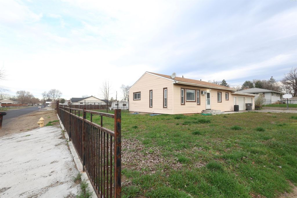 Photo of 1312 S Hawthorne Street, Kennewick, WA 99337 (MLS # 291476)
