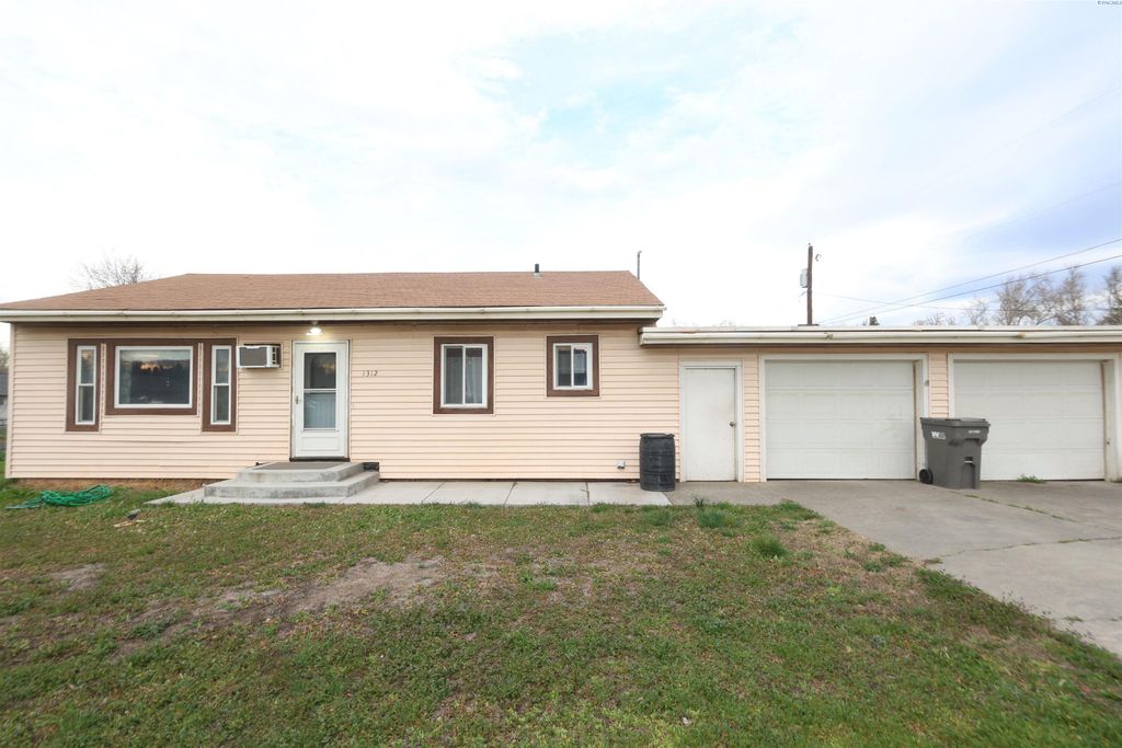 Photo of 1312 S Hawthorne Street, Kennewick, WA 99337 (MLS # 291476)