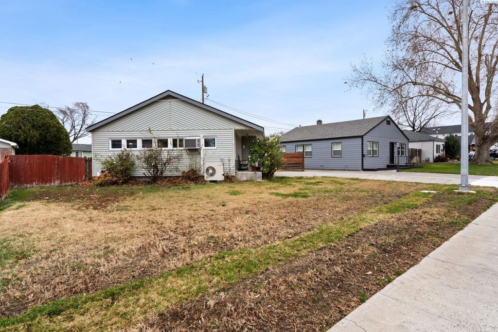 Photo of 1606 Thayer Dr, Richland, WA 99354 (MLS # 289523)