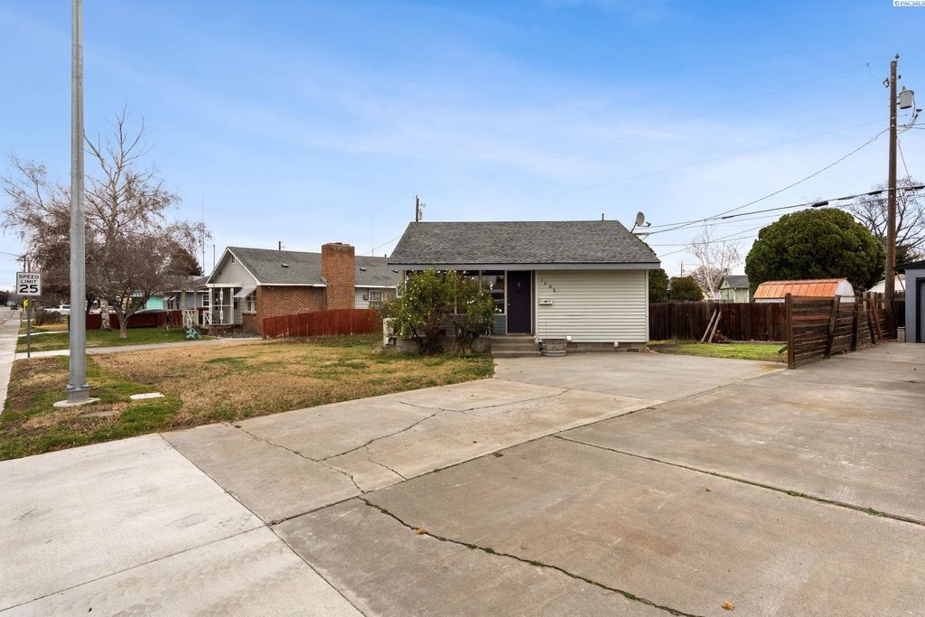 Photo of 1606 Thayer Dr, Richland, WA 99354 (MLS # 289523)