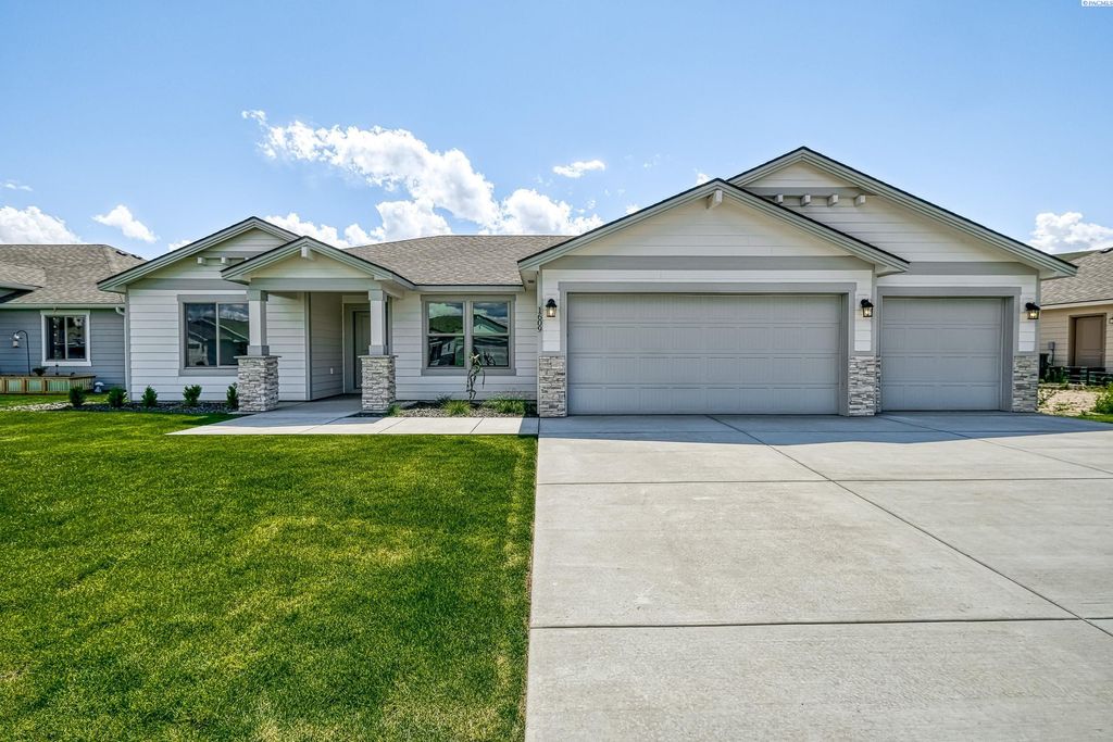 Photo of 1609 Willow Way, Benton City, WA 99320 (MLS # 292579)