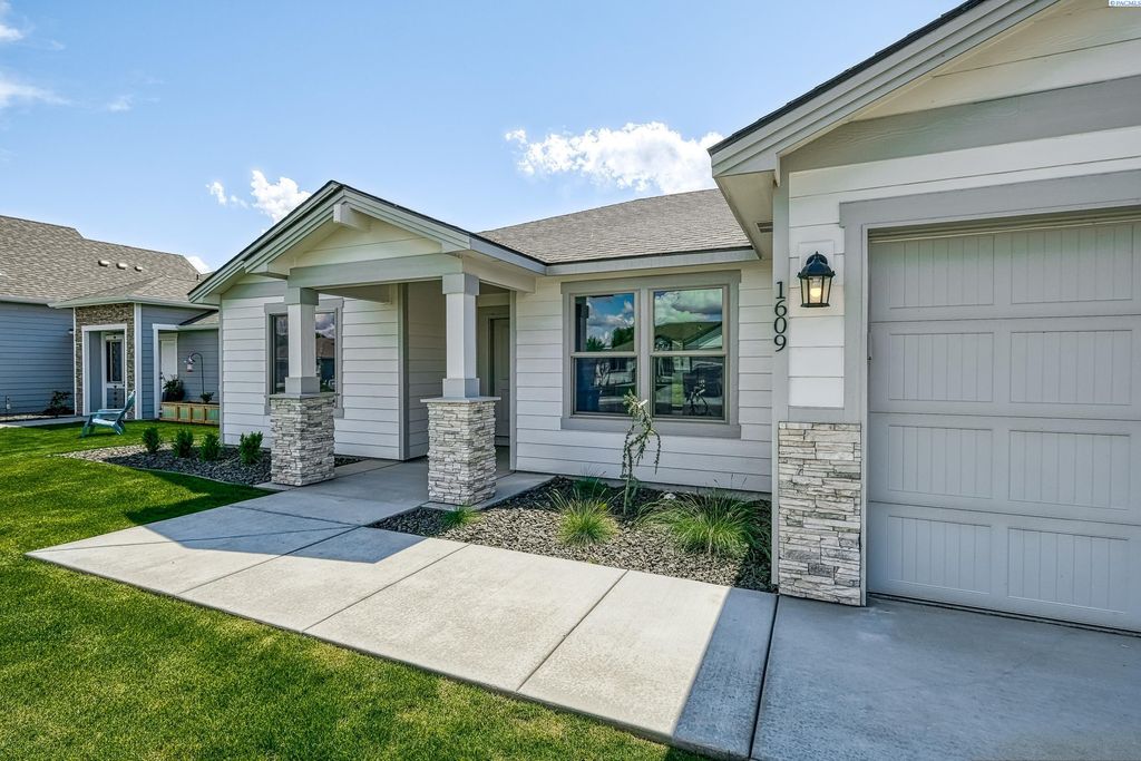 Photo of 1609 Willow Way, Benton City, WA 99320 (MLS # 292579)
