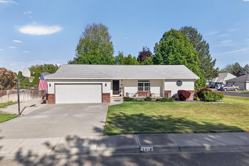 Photo of 1418 Hazelwood Ave, Richland, WA 99352 (MLS # 292514)
