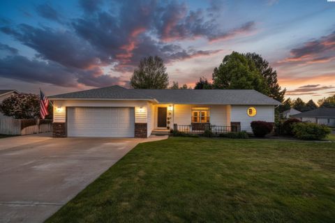 Photo of 1418 Hazelwood Ave, Richland, WA 99352 (MLS # 292514)
