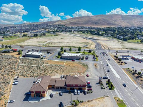 Photo of 1000 Nka Queensgate Dr, Richland, WA 99352 (MLS # 288033)