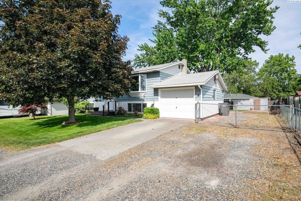 Photo of 219 S Olson St, Kennewick, WA 99336 (MLS # 292988)