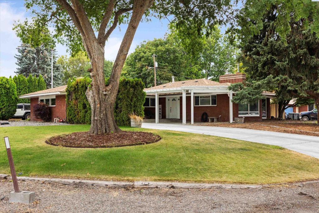 Photo of 803 W 23rd Pl, Kennewick, WA 99337 (MLS # 289130)