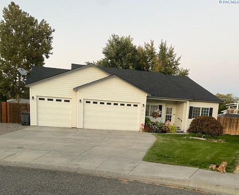 Photo of 417 S Arthur Pl, Kennewick, WA 99336 (MLS # 288925)