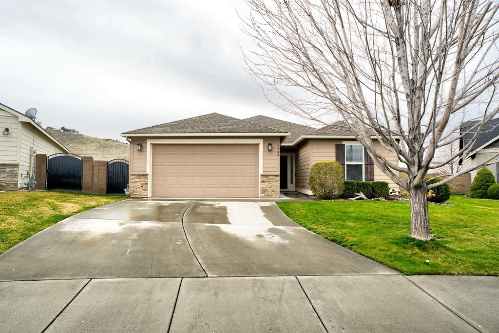 Photo of 5744 W 17 Th Ave, Kennewick, WA 99338 (MLS # 291132)