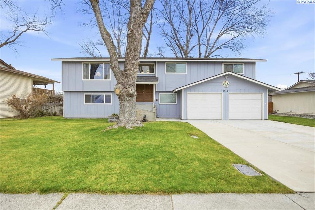 Photo of 1545 Ridgeview Court, Richland, WA 99352 (MLS # 290330)