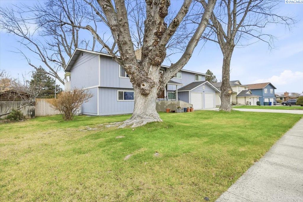 Photo of 1545 Ridgeview Court, Richland, WA 99352 (MLS # 290330)