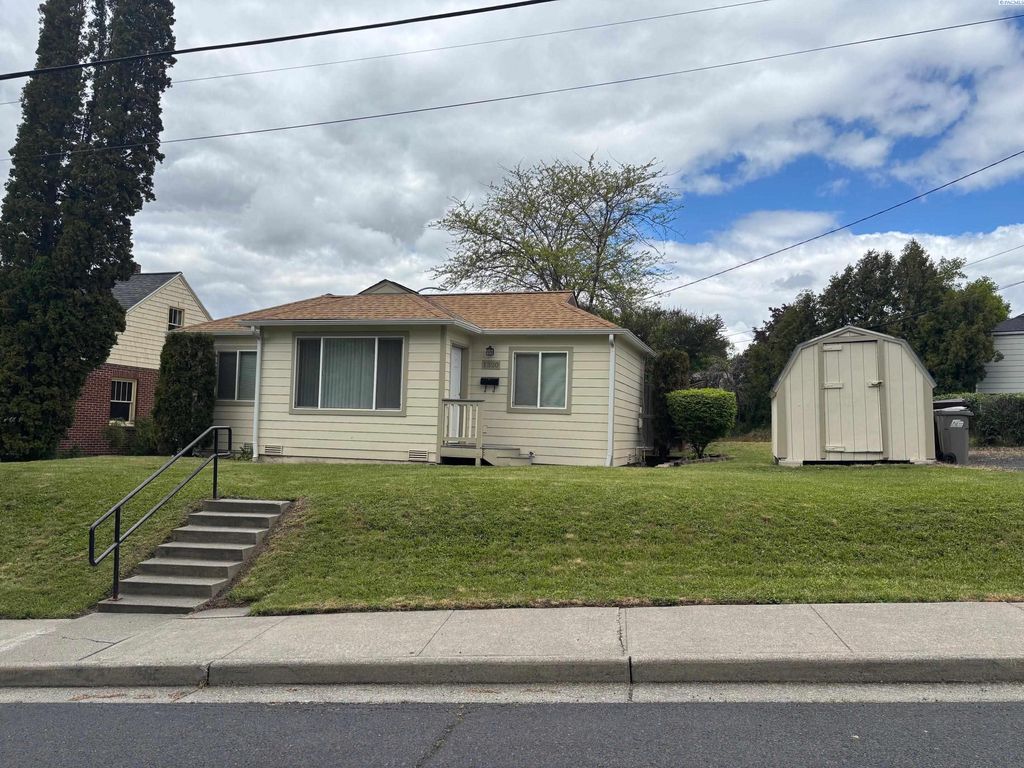Photo of 1320 NE Harvey Rd, Pullman, WA 99163 (MLS # 284371)