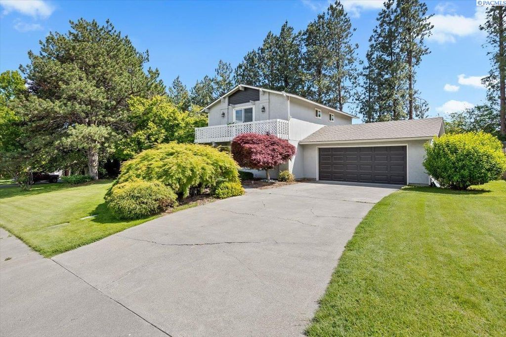 Photo of 109 Broadmoor St, Richland, WA 99352 (MLS # 288603)