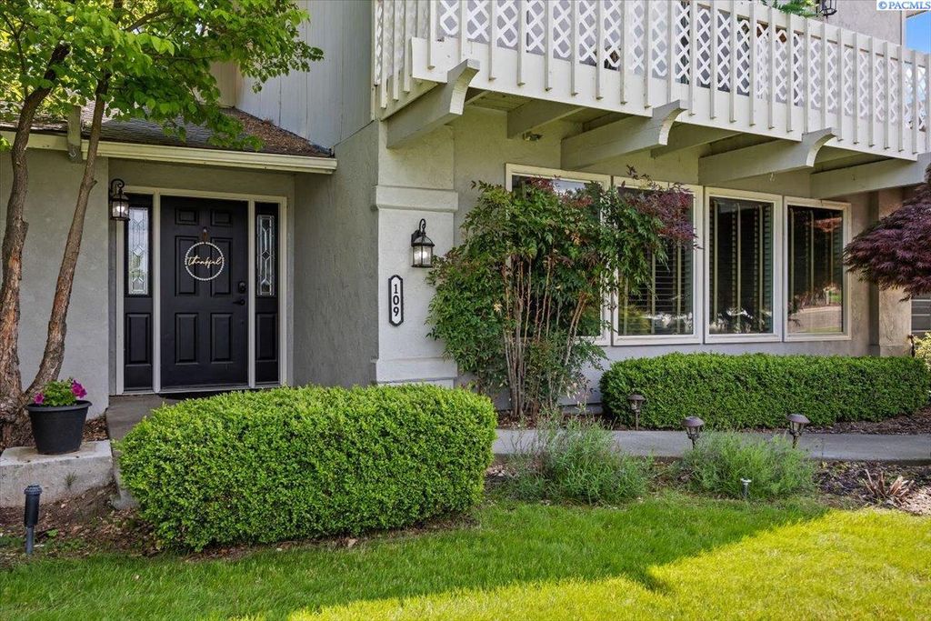 Photo of 109 Broadmoor St, Richland, WA 99352 (MLS # 288603)