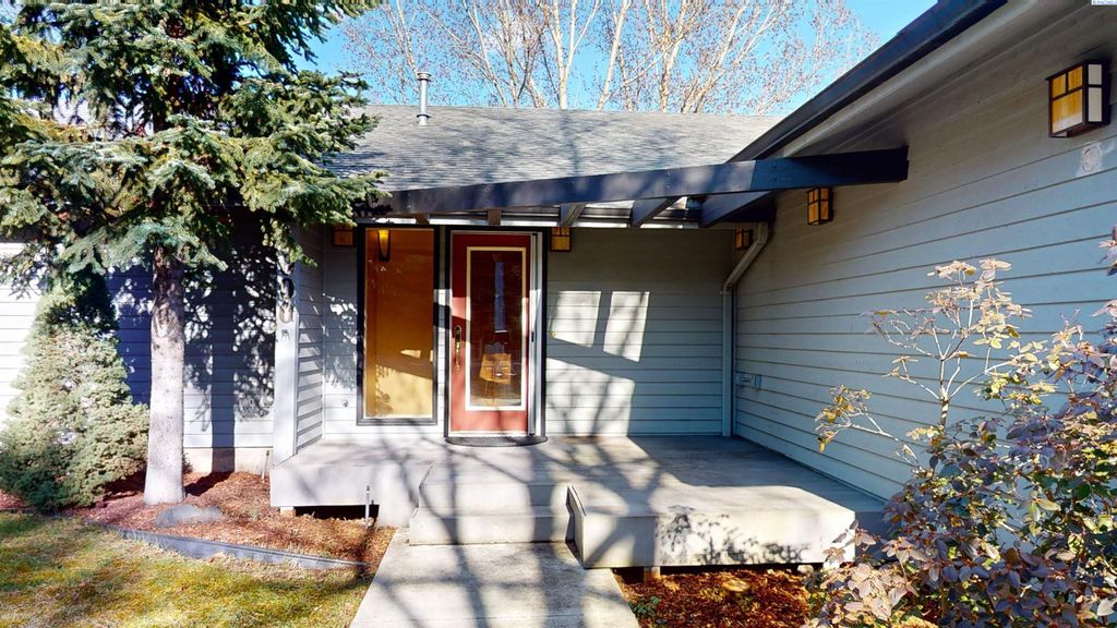 Photo of 1000 SE Sunnymead Way, Pullman, WA 99163 (MLS # 284900)
