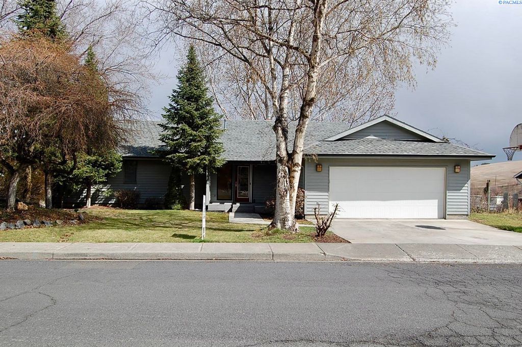 Photo of 1000 SE Sunnymead Way, Pullman, WA 99163 (MLS # 284900)