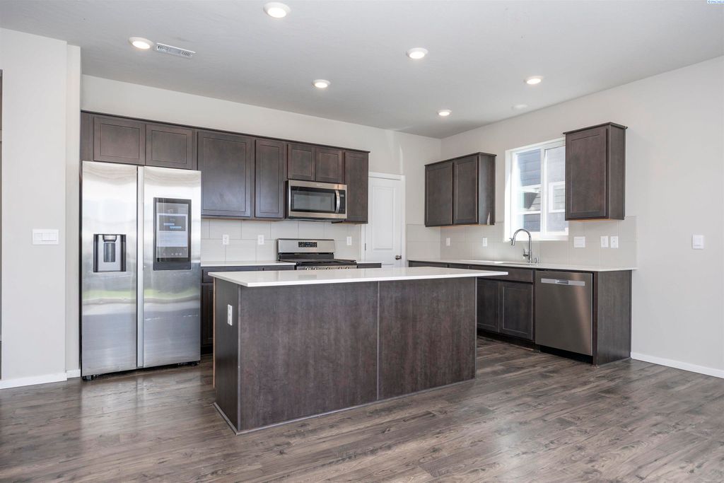 Photo of 7945 Ranchland Lane, West Richland, WA 99353 (MLS # 289084)