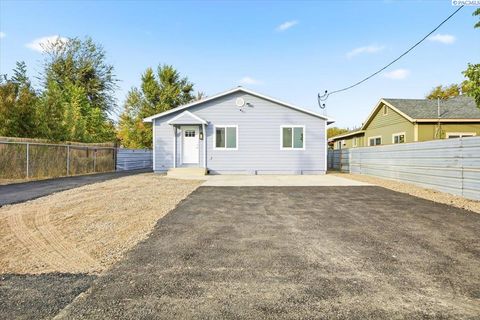 Photo of 1310 South St, Sunnyside, WA 98944 (MLS # 288897)