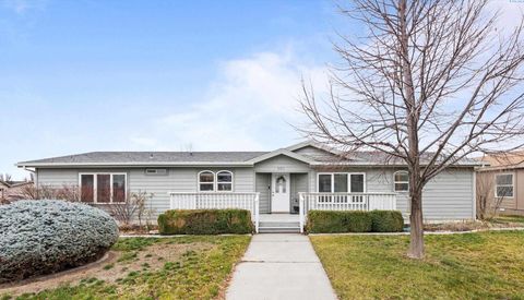 Photo of 501 S Wyoming St, Kennewick, WA 99336 (MLS # 289987)