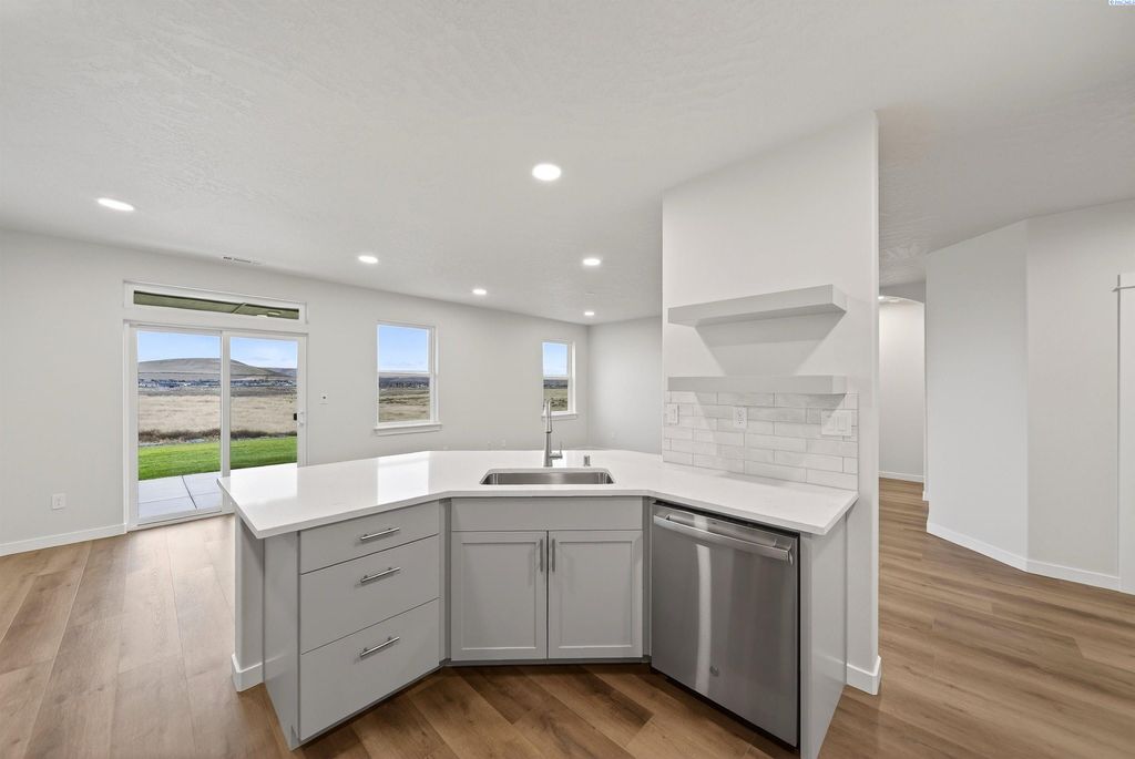 Photo of 3733 Barbera St, Richland, WA 99352 (MLS # 291134)