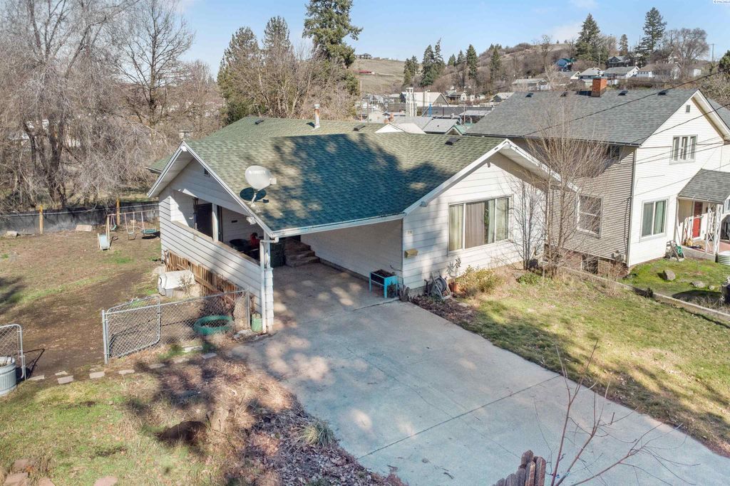 Photo of 210 W Cooper St, Colfax, WA 99111 (MLS # 290855)