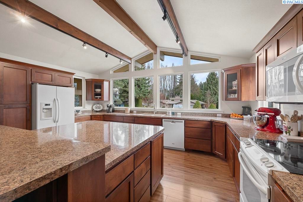 Photo of 940 SE Glen Echo Rd, Pullman, WA 99163 (MLS # 289898)