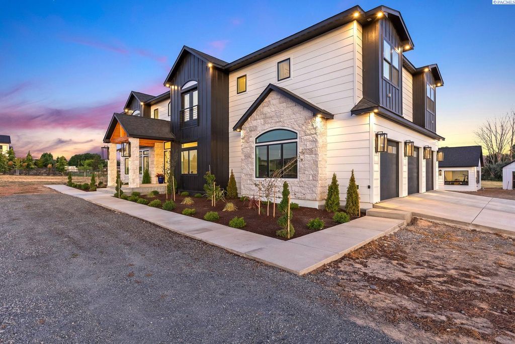 Photo of 160 Serenity Lane, Yakima, WA 98908 (MLS # 290290)