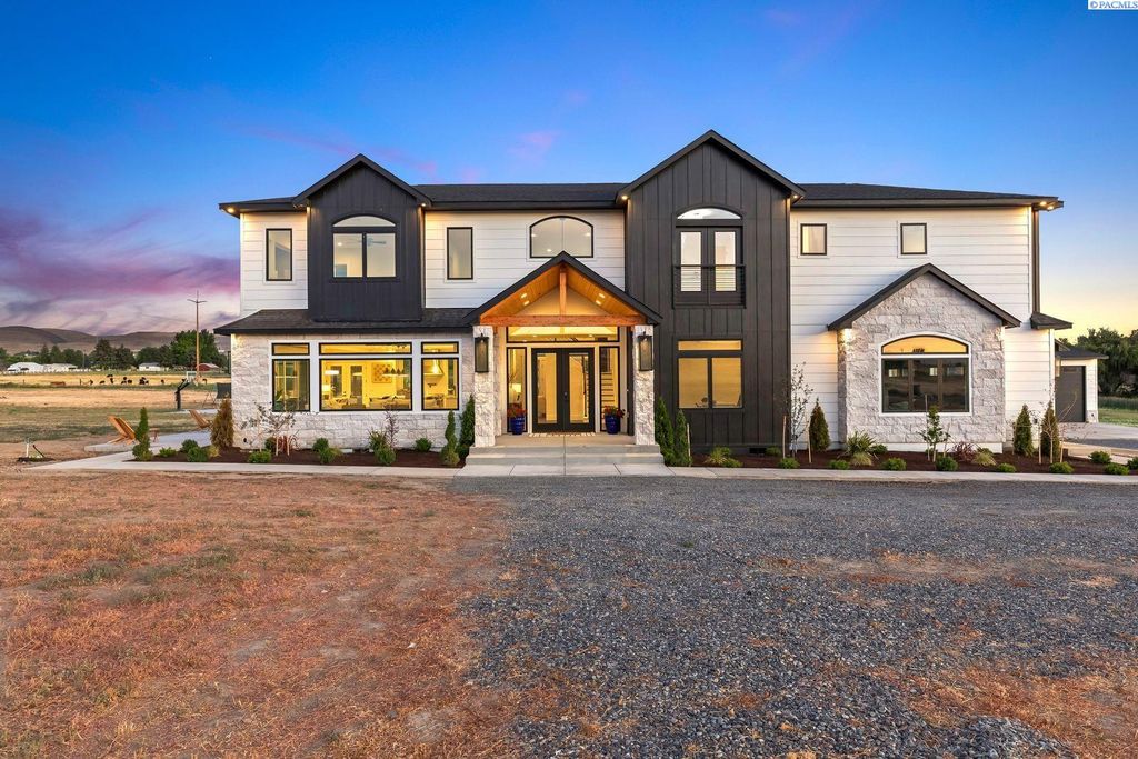 Photo of 160 Serenity Lane, Yakima, WA 98908 (MLS # 290290)