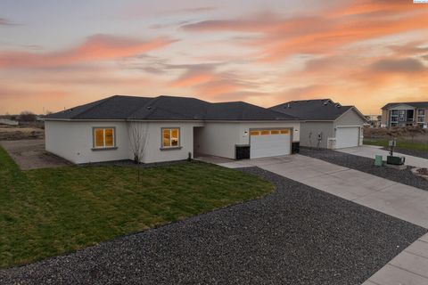 Photo of 605 E Eureka Ave, Pasco, WA 99301 (MLS # 289268)