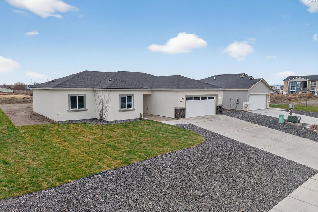 Photo of 605 E Eureka Ave, Pasco, WA 99301 (MLS # 289268)