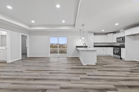 Photo of 605 E Eureka Ave, Pasco, WA 99301 (MLS # 289268)