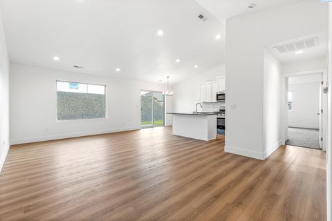 Photo of 2857 S Penn St, Kennewick, WA 99338 (MLS # 288333)