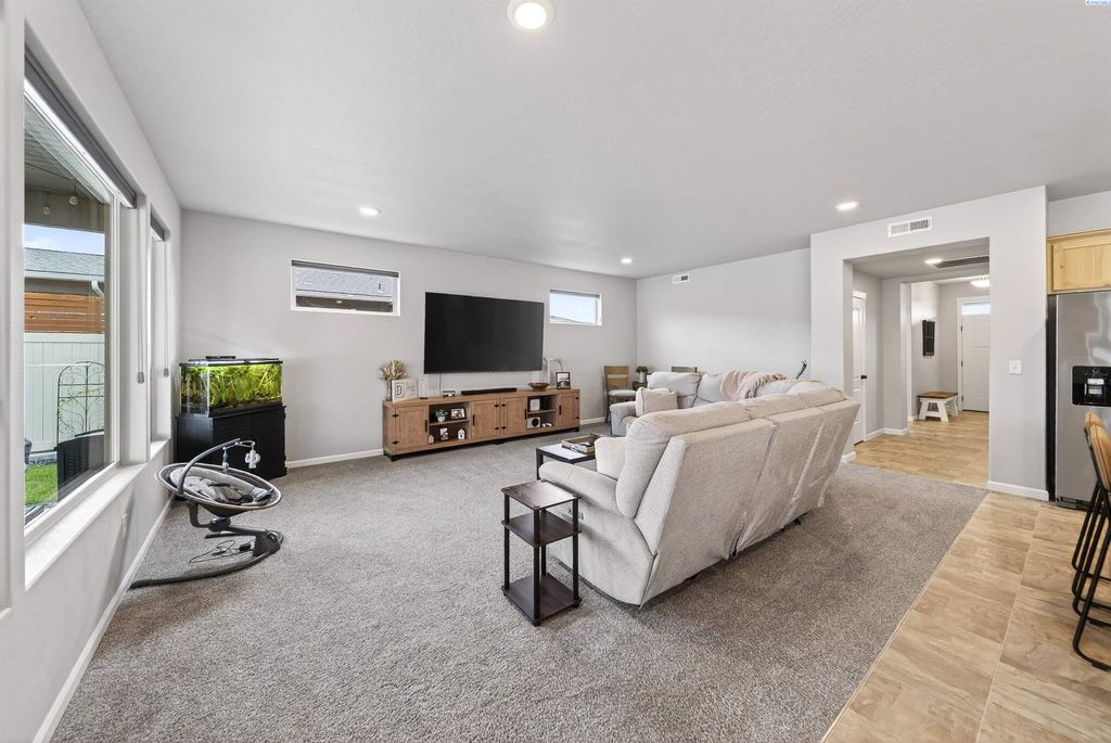 Photo of 1545 W 32nd Ave, Kennewick, WA 99337 (MLS # 291796)