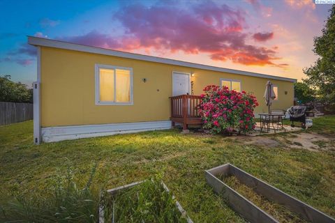 Photo of 200802 E Game Farm Rd #205, Kennewick, WA 99337 (MLS # 293166)
