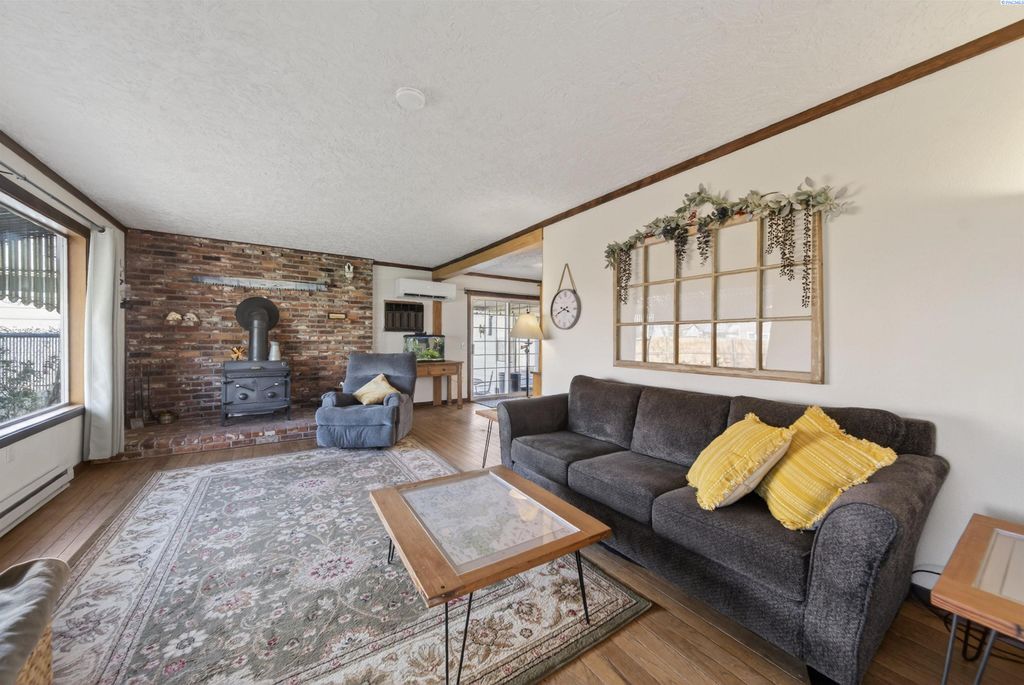 Photo of 1011 Comstock St, Richland, WA 99352 (MLS # 291562)