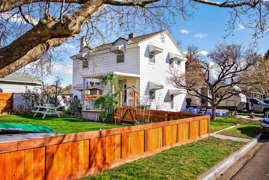 Photo of 1011 Comstock St, Richland, WA 99352 (MLS # 291562)