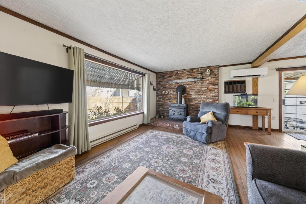 Photo of 1011 Comstock St, Richland, WA 99352 (MLS # 291562)