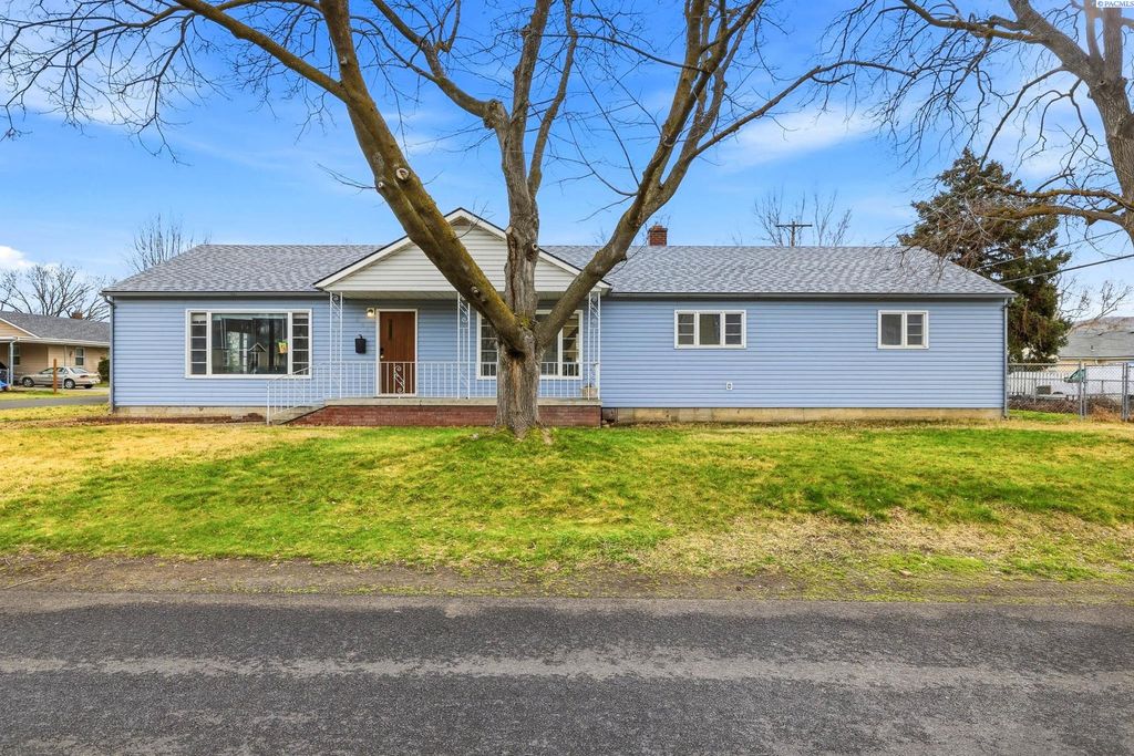 Photo of 605 Comstock Street, Richland, WA 99352 (MLS # 291004)