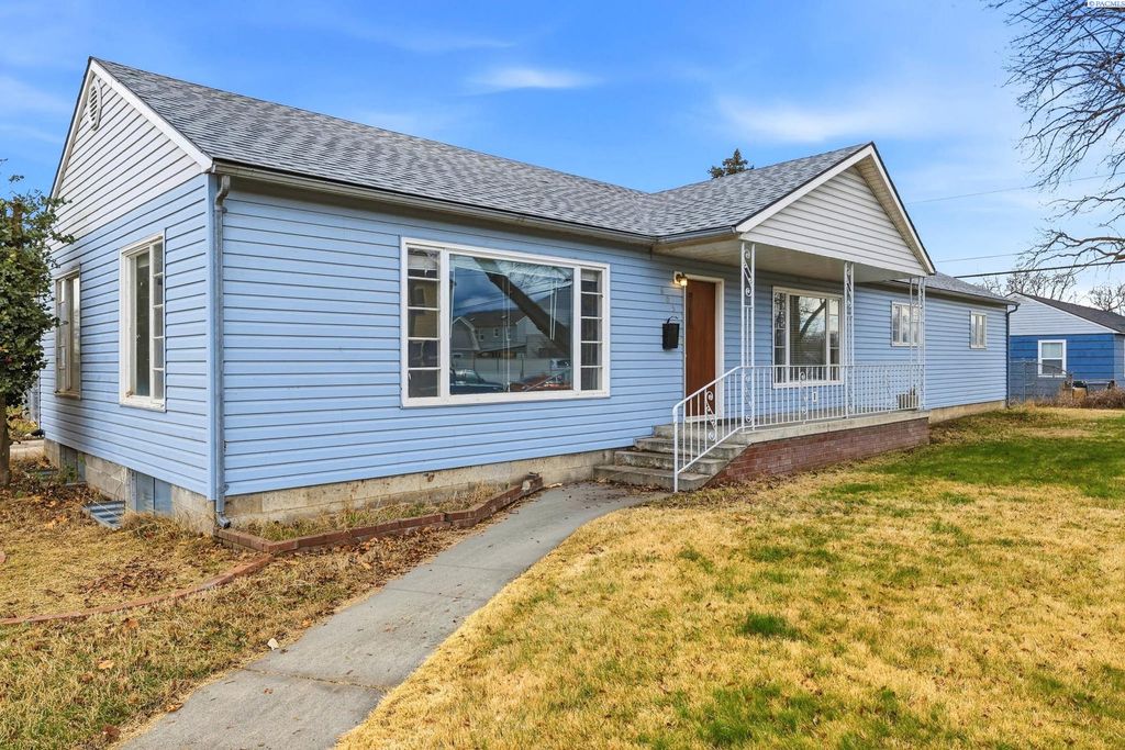 Photo of 605 Comstock Street, Richland, WA 99352 (MLS # 291004)