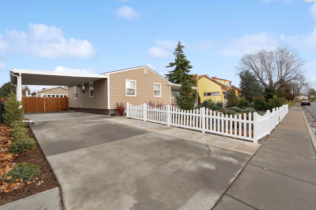 Photo of 78 Whitten St, Richland, WA 99354 (MLS # 289380)