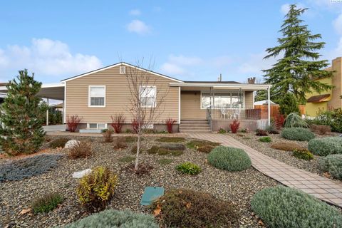 Photo of 78 Whitten St, Richland, WA 99354 (MLS # 289380)
