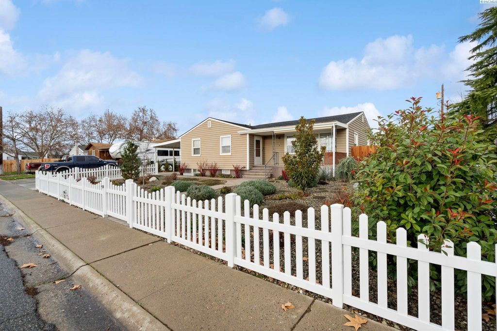 Photo of 78 Whitten St, Richland, WA 99354 (MLS # 289380)