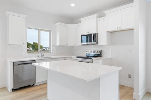 Photo of 7632 Grapevine Ct, West Richland, WA 99353 (MLS # 290435)