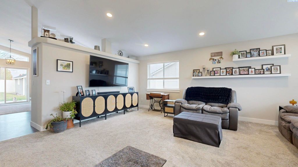 Photo of 7823 Rush Creek Drive, Pasco, WA 99301 (MLS # 289601)