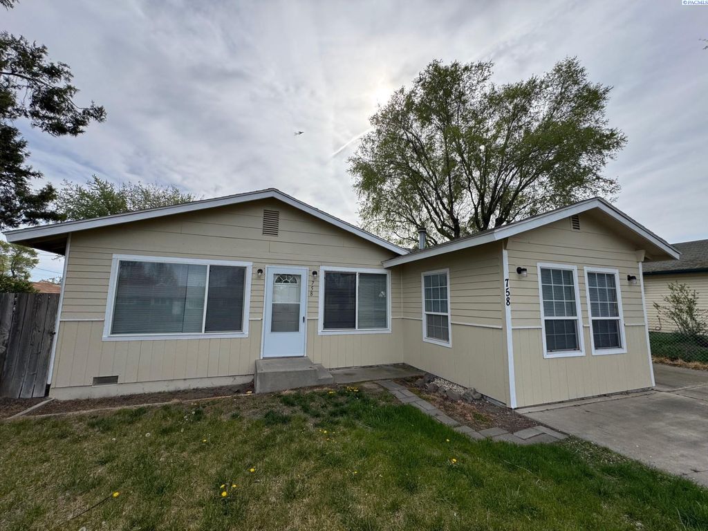 Photo of 758 S Second Ave, Connell, WA 99326 (MLS # 292249)